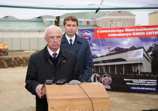 Аслан Тхакушинов (на трибуне) и Эдуард Пичугин рассчитывают, что киноцентр в Майкопе откроется в начале следующего года