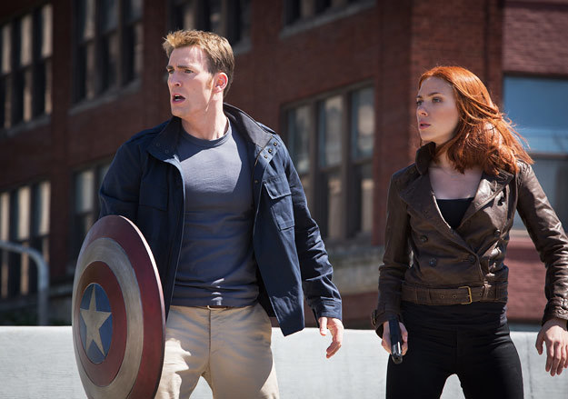 Для маскировки Капитан Америка и Черная вдова одеваются как люди, вот только щит выдает