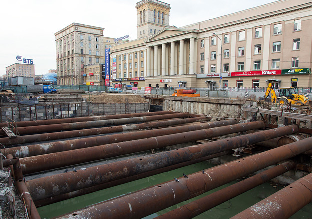 Подрядчик одной из самых крупных московских строек - Алабяно-Балтийского тоннеля - прекратил все работы, оставив на Балтийской улице заполненный водой котлован (на фото)