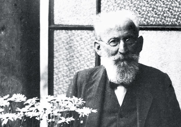 Честь основателя социал-демократической традиции принадлежит Эдуарду Бернштейну, бывшему банковскому служащему, скорее «орговику», чем идеологу