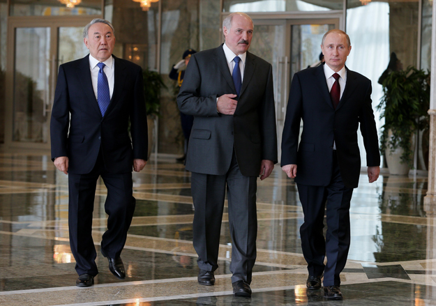 Казахстану, Белоруссии и России пока не удается приблизиться к экономическому объединению  (на фото слева направо Нурсултан Назарбаев, Александр Лукашенко и Владимир Путин)