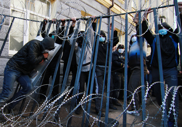 У здания областной администрации в Донецке