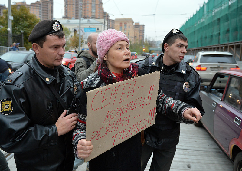 Сторонница Сергея Удальцова у здания Следственного комитета в Техническом переулке в Москве.