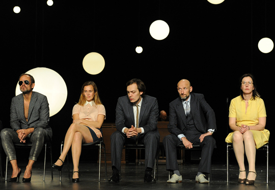 Герои "Вишневого сада" испытывают зрителей долгим молчанием