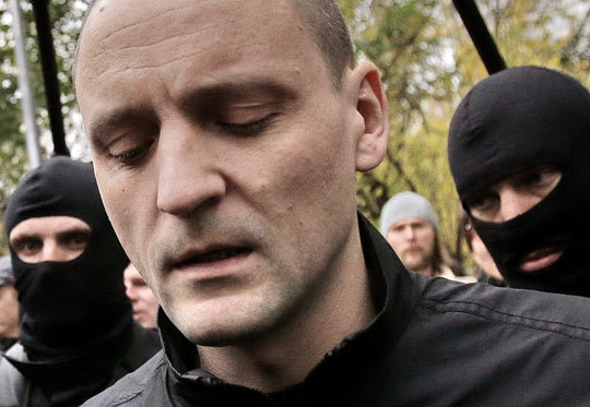 Сергей Удальцов у своего дома после обыска