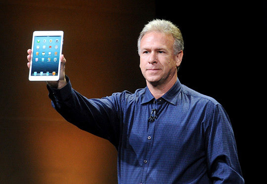 Вице-президент Apple Фил Шиллер представляет iPad mini.