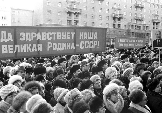 Каждый, кто желает увлечь за собой людей, должен понимать, что его задача сродни проведению сеанса массовой психотерапии. Только личным примером можно научить людей верить в себя