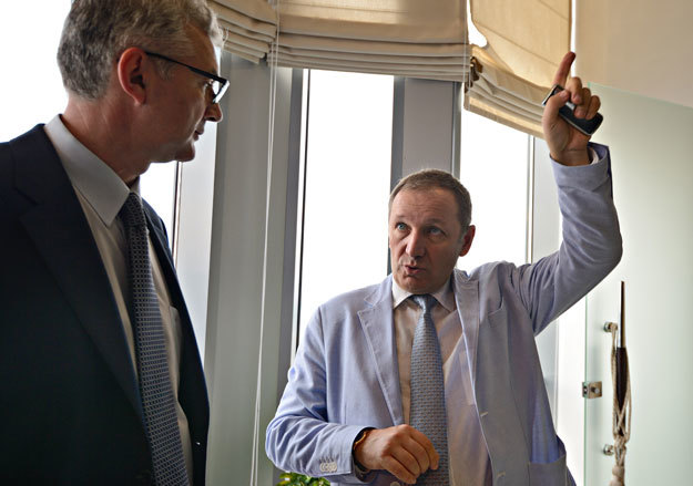 Глава администрации города Екатеринбурга Александр Якоб и владелец БЦ "Высоцкий" Андрей Гавриловский (справа).