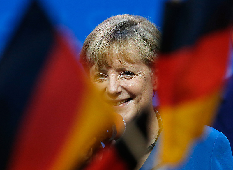 На выборах в бундестаг побеждает блок Христианско-демократического союза и баварского Христианско-социального союза (ХДС/ХСС), который возглавляет нынешний канцлер ФРГ Ангела Меркель