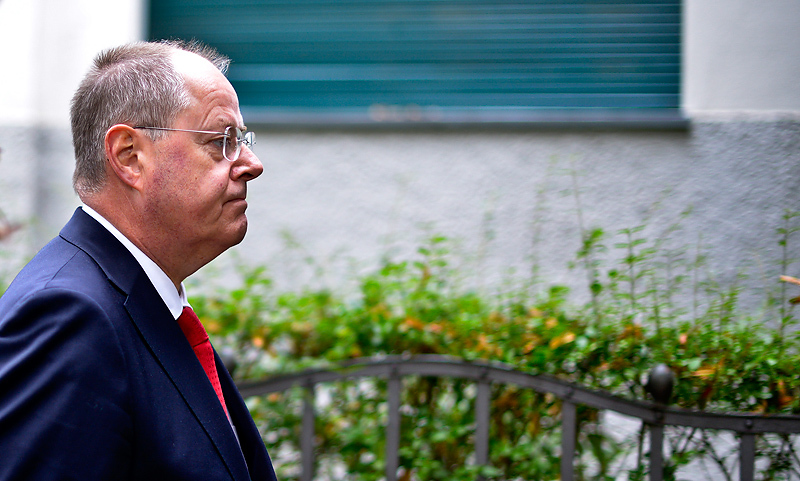 Теперь ХДС/ХСС могут создать коалицию с оппозиционной Социал-демократической партией Германии Пеера Штайнбрюка