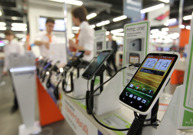 Каждый второй покупатель выбирает смартфон.