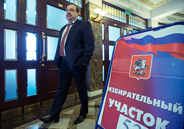 Отец Дмитрия Гудкова кандидат в губернаторы Московской области от партии "Яблоко" Геннадий Гудков на избирательном участке в Центральном доме культуры железнодорожников