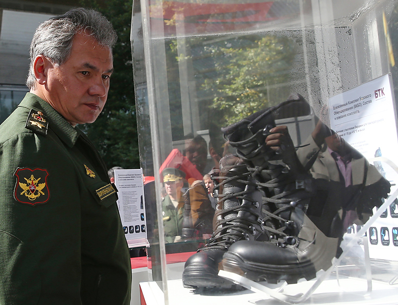 Министр обороны РФ Сергей Шойгу на выставке "День инноваций министерства обороны РФ"