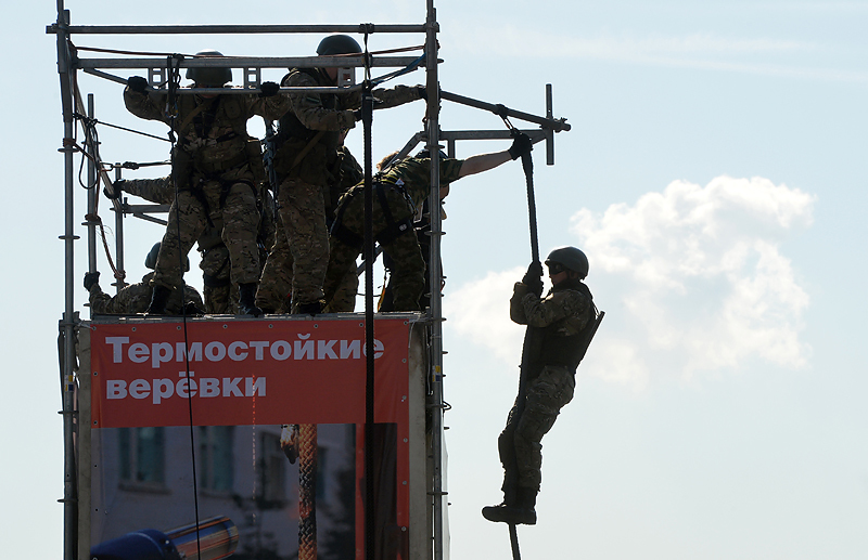 Военнослужащие демонстрируют навыки вертикального спуска с использованием термостойких веревок