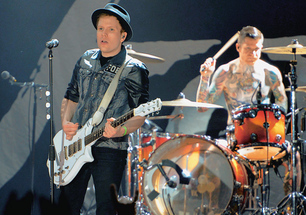 Такие же шляпы были у зрителей