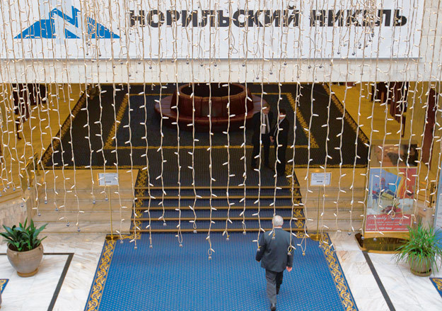 «Норникель» в первом полугодии оказался щедр к своим топ-менеджерам
