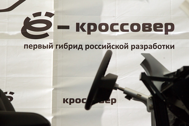 На презентации «Ё-авто» объявила, что запуск серийного производства будет отложен до первой половины 2015 г. Проектная мощность завода будет сокращена до 40 000 автомобилей в год (ранее заявлялась на уровне 90 000). Гендиректор «Ё-авто» Андрей Гинзбург объяснил изменение планов необходимостью отпимизировать расходы. Если же рынок потребует, мощности будут увеличены, добавил он.