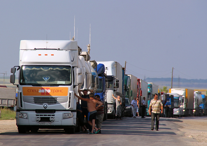Водители большегрузных автомобилей на перекрытом участке трассы Самара — Волгоград