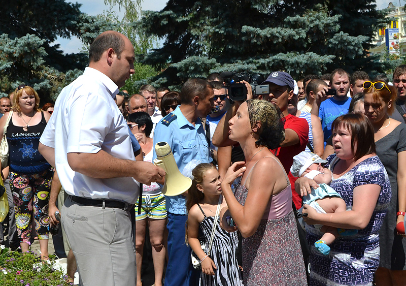 Светлана Маржанова (справа на первом плане), мать погибшего в драке Руслана, обращается к представителю администрации