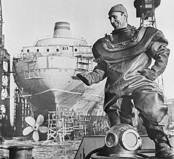 Судостроение: Балтийский завод

Балтийский завод - одно из немногих предприятий в России, сохранивших название и профиль деятельности со времен Первой мировой войны. Он был создан после поражения России в Крымской войне.

В десятилетие перед началом Первой мировой войны техбюро Балтийского завода было сильнейшей кораблестроительной проектной организацией в России. Под руководством инженера Ивана Бубнова оно, в частности, спроектировало первые русские дредноуты класса «Севастополь». Строительство четырех линейных кораблей («Севастополя» и «Петропавловска» - на Балтийском заводе, а «Полтавы» и «Гангута» - на Адмиралтейском) началось до войны, но введены в строй они были после ее начала - в ноябре-декабре 1914 г. В начале следующего года они составили 1-ю бригаду линейных кораблей Балтийского флота. В военных действиях эта бригада участия почти не принимала. 

В войне также участвовали подводные лодки, построенные на Балтийском заводе. Помимо участия в боестолкновениях, субмарины старались не допустить транспортировку железной руды из Швеции в Германию. Из отдела подводного плавания Балтийского завода впоследствии возникло конструкторское бюро подводного кораблестроения «Рубин».

В течение войны на Балтийском заводе также строились заложенные еще в 1912 г. два из четырех линейных крейсеров типа «Измаил». Из-за финансовых проблем и политических событий ни один из кораблей не был завершен. Впоследствии три из них были проданы в Германию, а первый корабль этой серии пошел на слом. Снятые с него три орудия главного калибра включили в состав артиллерии береговой обороны Балтийского флота, и во время блокады Ленинграда они защищали город от фашистских войск.

В годы после Октябрьской революции завод одним из первых в стране начал производить коммерческие корабли; этому, в частности, способствовал Бубнов, под чьим руководством легкие крейсеры переделывались в нефтеналивные суда.

Балтийский завод был основан как частное предприятие, но в конце XIX в. оно стало казенным. Сейчас завод входит в государственную Объединенную судостроительную корпорацию.