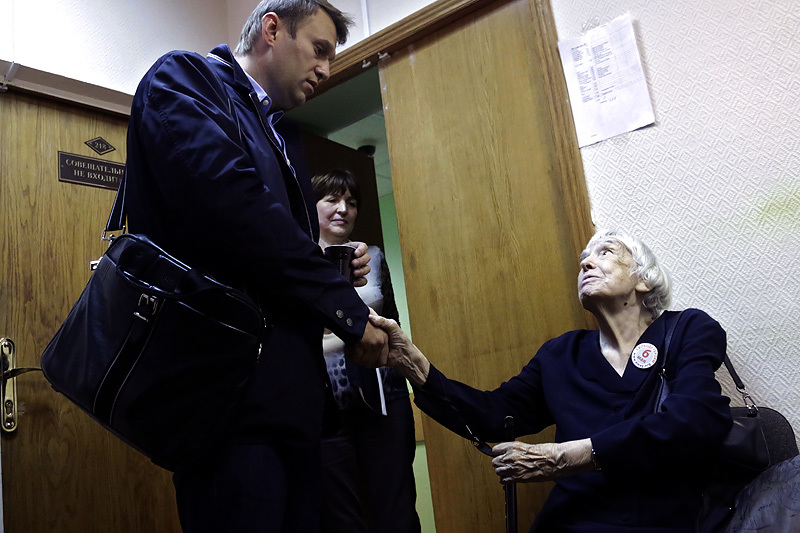 Правозащитник, глава московской Хельсинской группы Людмила Алексеева и оппозиционный политик Алексей Навальный на оглашении приговора Михаилу Косенко