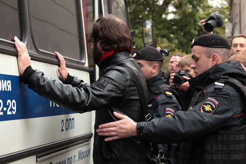 Сотрудники правоохранительных органов задерживают участника акции в поддержку Михаила Косенко у здания Замоскворецкого суда