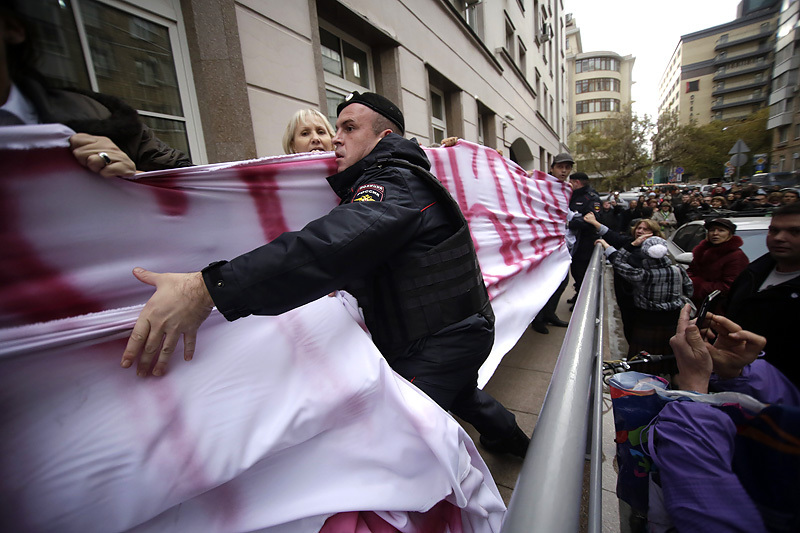 Участники акции в поддержку Михаила Косенко у здания Замоскворецкого суда