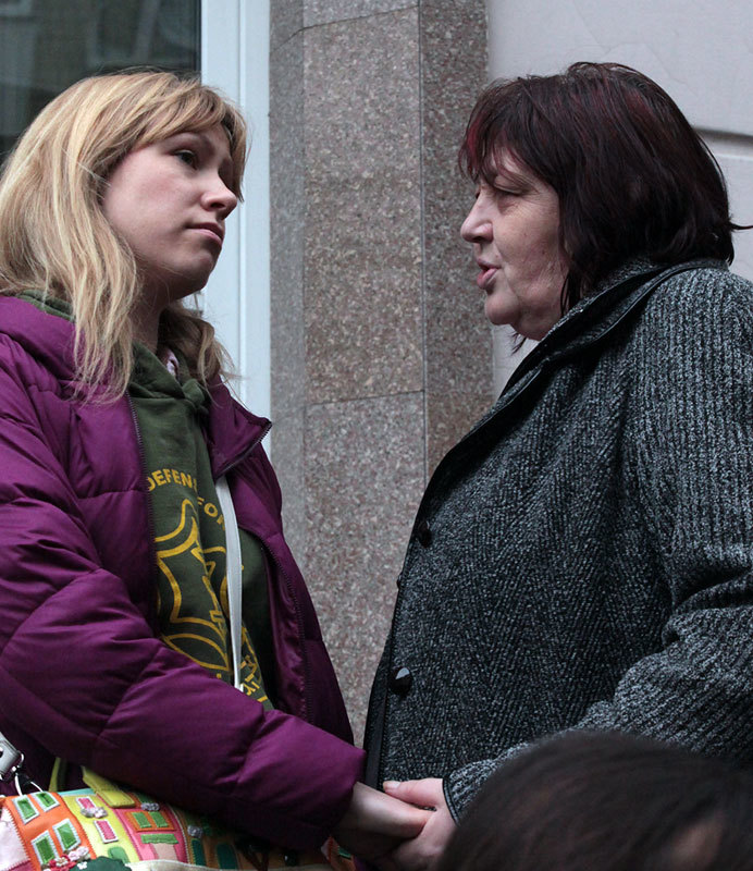 Обвиняемая в организации беспорядков на Болотной площади Москвы 6 мая 2012 года Мария Баронова  (слева) и  Активистка оппозиционного движения "Солидарность" Надежда Митюшкина  на акции в поддержку Михаила Косенко у здания Замоскворецкого суда