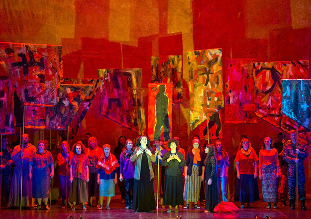 В спектакле Пермского театра оперы и балета оживают площадные и мистериальные традиции.