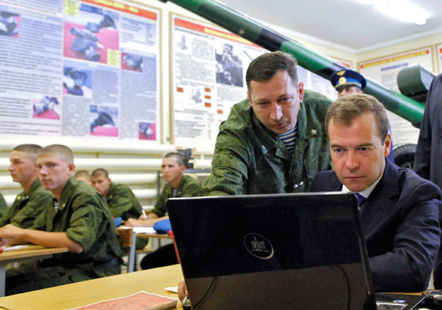 Информационные технологии - основа госбезопасности (справа - Дмитрий Медведев).