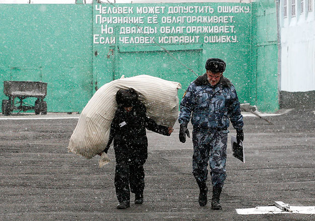 Общество должно контролировать не только быт заключенных, но и законность действий сотрудников ФСИН в отношении заключенных.
