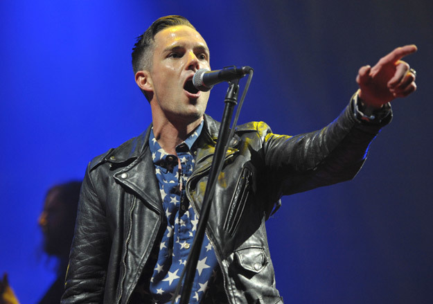 Вокалист The Killers Брэндон Флауэро оделся не по погоде, Москва встретила его жарой