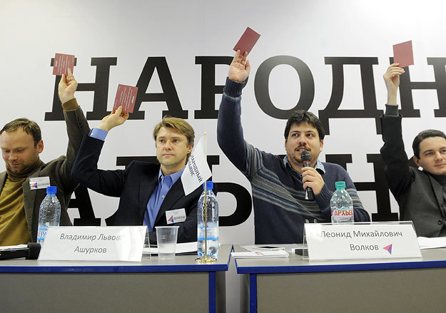 Политолог Федор Крашенинников, исполнительный директор Фонда борьбы с коррупцией Владимир Ашурков, депутат Екатеринбургской Городской Думы Леонид Волков и блогер Владислав Наганов (слева направо) во время голосования на учредительном съезде партии "Народн