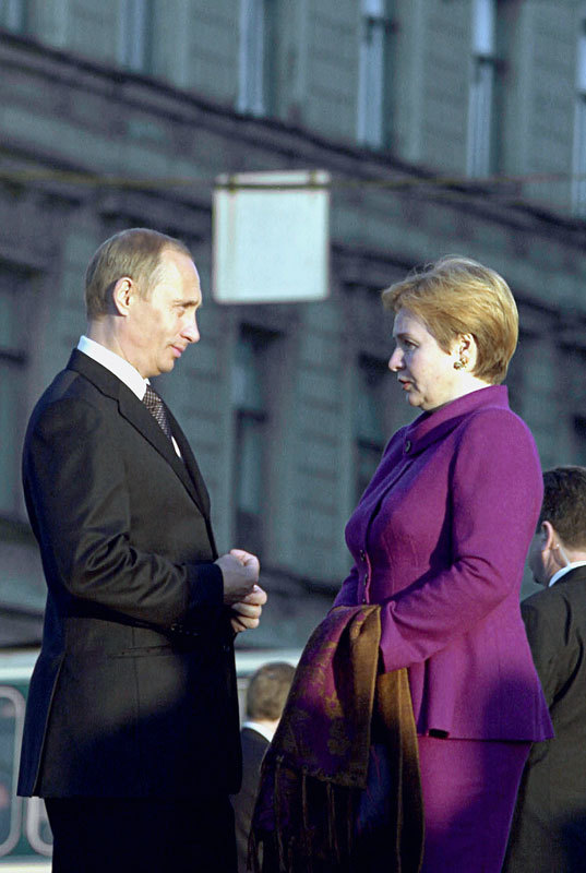 2002 год. Владимир Путин и его супруга Людмила ожидают чету Буш на набережной Робеспьера перед прогулкой по Санкт-Петербургу.