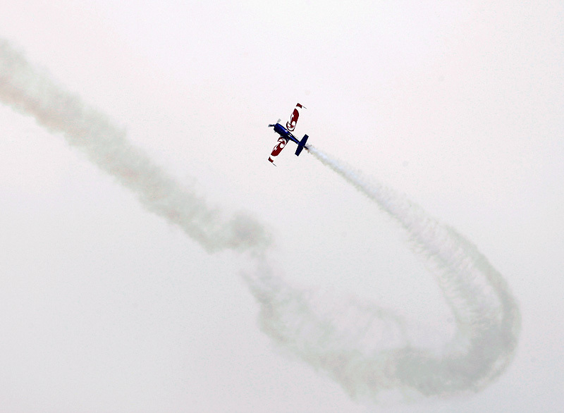 Показательные выступления пилотажного самолета Extra 330