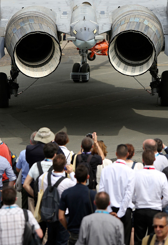 Посетители выставки изучают двигатели СУ-35 с управляемым вектором тяги