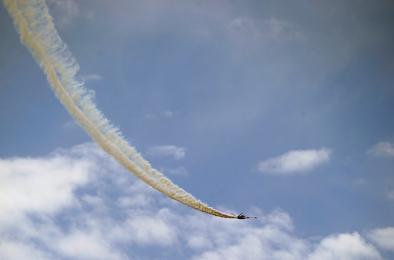 Французский двухместный реактивный учебно-боевой самолёт Fouga Magister выполняет показательный полет