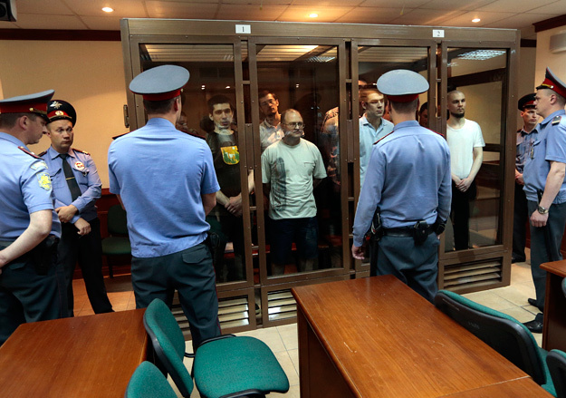 Обвиняемые были надежно отгорожены от адвокатов