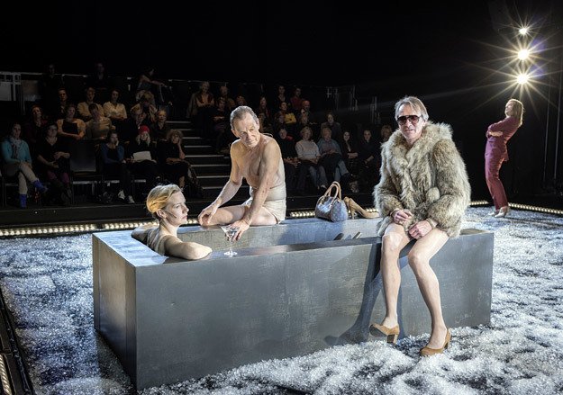 В спектакле «Улица. Город. Нападение» мода нападает на людей и мучает их