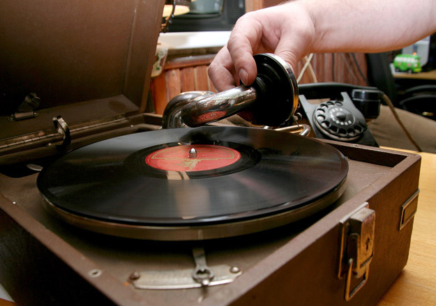 Несмотря на начало продаж музыки в интернете, «Мелодия» делает ставку на старый добрый винил