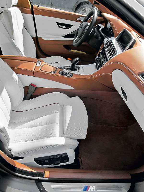 Двухцветная отделка салона шикарна, а белые кресла – не столь непрактичны, как может показаться: на фото – интерьер машины с пробегом 15 000 км