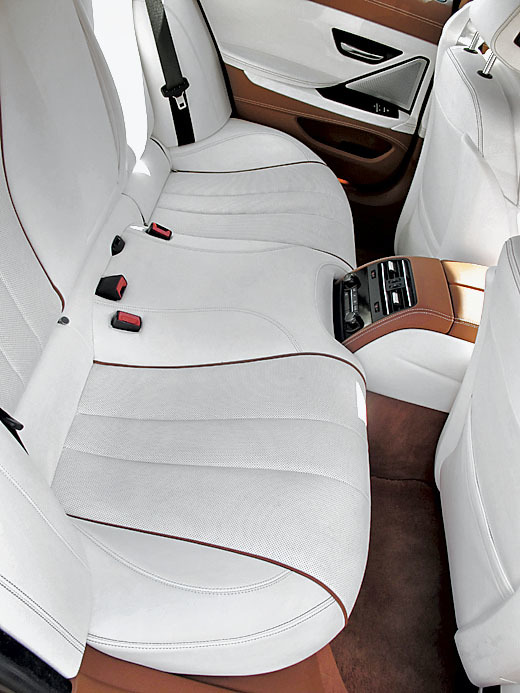 Задний диван отформатирован на двоих, шторки на окнах дверей – с электроприводом