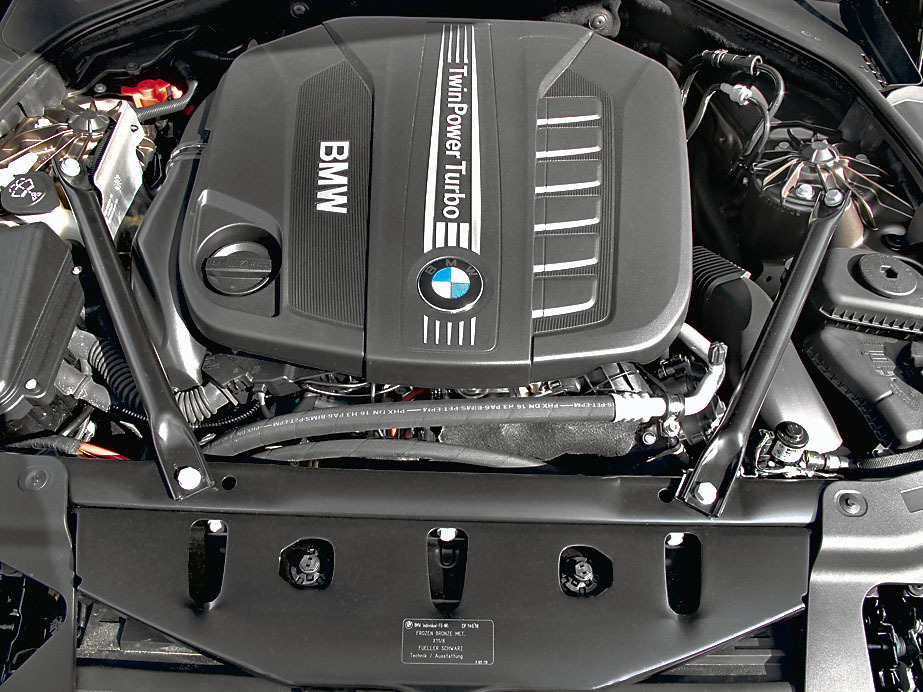 3-литровый дизель с двойным турбонаддувом выдает 313 л.с. и 630Нм