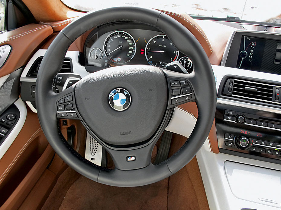 К пухлому «бублику» М-руля очень быстро привыкаешь, и оказывается, что он исключительно удобен