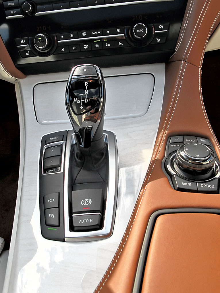 Технологии продвинулись так далеко, что иногда не понимаешь, чем отделан салон автомобиля: пластиком, успешно мимикрирующим под дерево, или это дерево так похоже на дорогой пластик