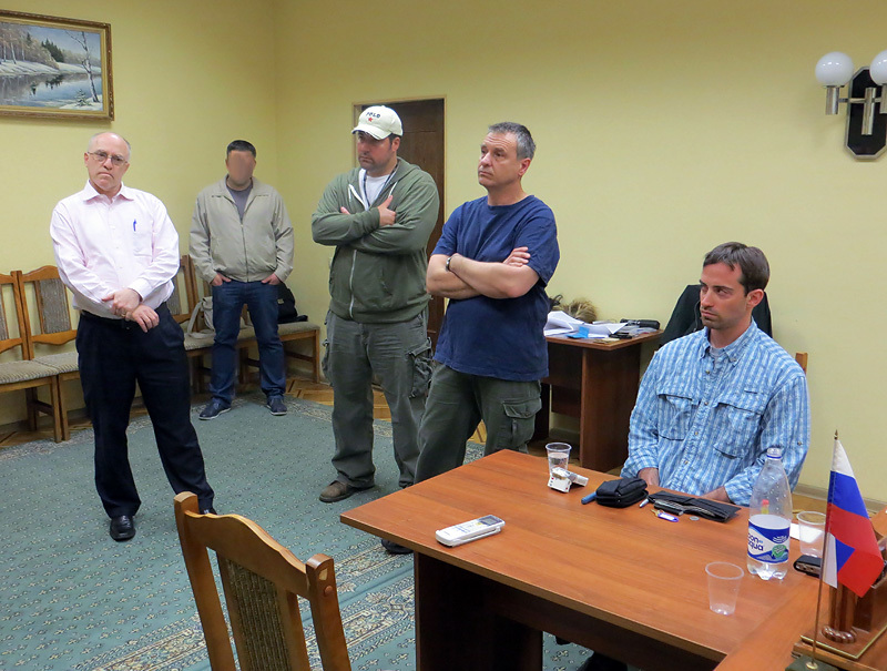 Третий секретарь политического отдела посольства США в Москве Фогл Райан Кристофер и представители посольства в приемной ФСБ