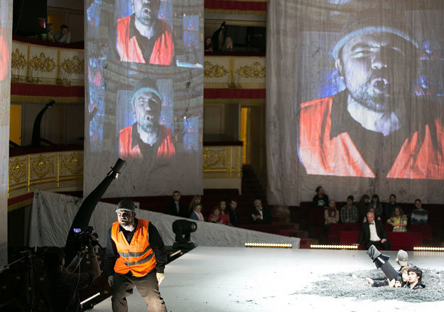 Историческая сцена Александринки теперь тоже не обходится без новых технологий