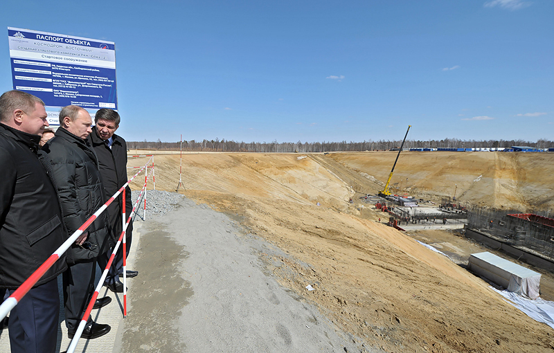 Президент Путин и глава Роскосмоса Владимир Поповкин осмотрели место строительства стартового комплекса ракетоносителя "Союз-2" на космодроме "Восточный" в Амурской области.