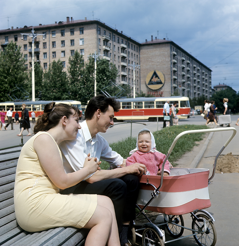 Ленинский проспект, 1970 г. Семья на прогулке.