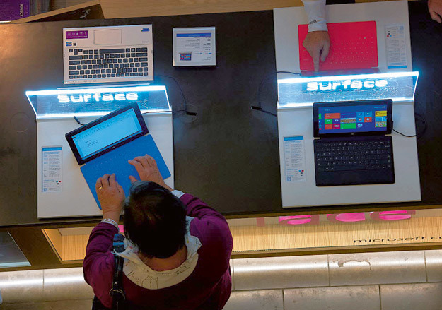 В довесок к Surface Microsoft предлагает клавиатуры, также способные служить крышкой планшета